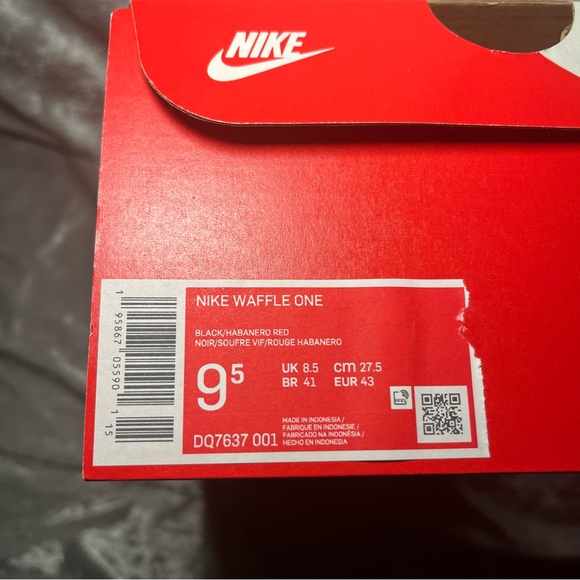 NEW Nike Waffle One Men’s 9.5 Black/Habanero Red DQ7637-001 Low Top Running Shoe - Picture 8 of 8